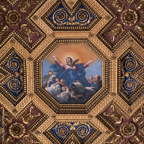 Obraz na plátně Christ on the ceiling with angels in a richly decorated octagonal design