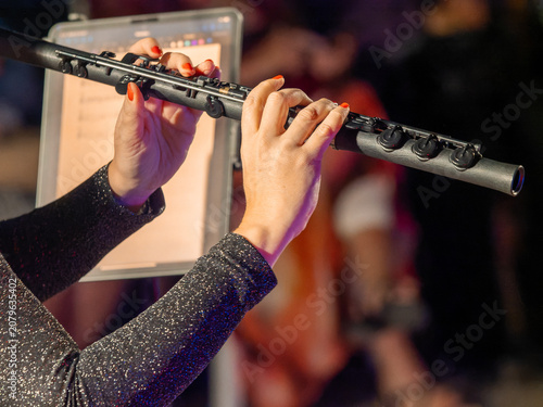 Foto Musician's hands playing a flute at a concert