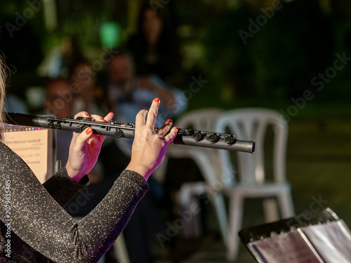 Foto Musician's hands playing a flute at a concert