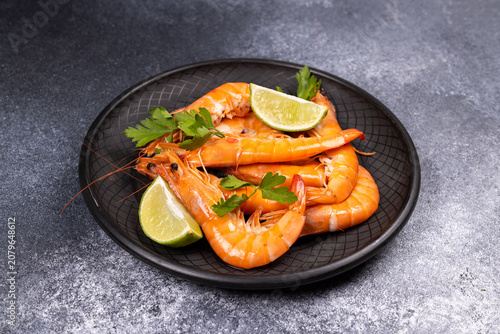 Cooked shrimps with fresh lime and parsley