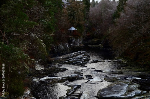 Foto Winter River Gorge with Rocky Riverbed and Wooden Shelter