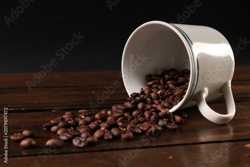 Quadro su tela Bodegón de café exparcido sombre un tablón de madera