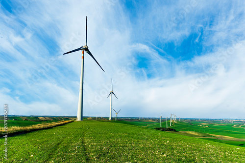 Foto wind power plant concept of wind turbine close up and blue sky on background