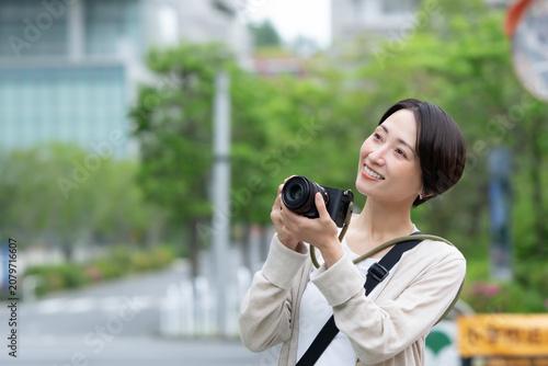 カメラを持った女性
