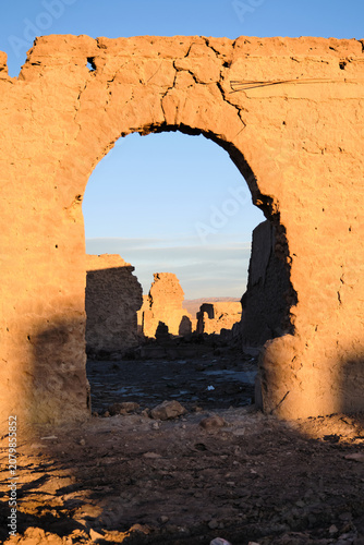Fotografía Ancient mud brick archway framing desert ksar ruins