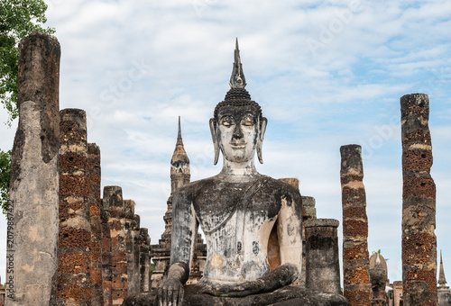 Foto An old Buddha statue seated in Wat Mahathat temple the most important and impressive temple compound in Sukhothai Historical Park