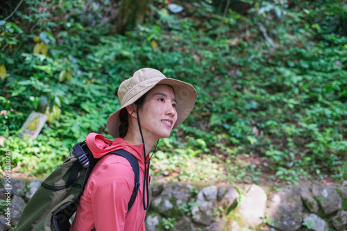 高尾山の一号路を歩く女性