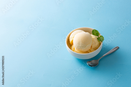 青い背景に冷たいバニラアイスクリーム
