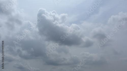夏の都市上空に広がる発達した積雲と空模様 / 
Developing Cumulus Clouds Over an Urban Skyline in Summer