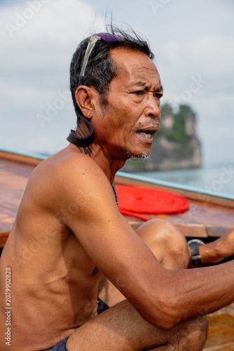 Fotografía Thai longtail boatman working outdoors in krabi