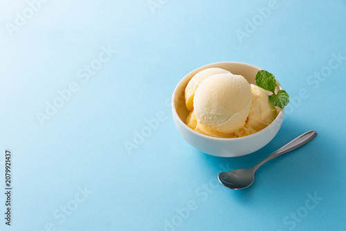 青い背景に冷たいバニラアイスクリーム