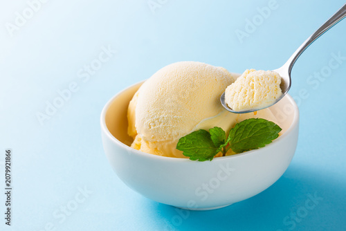 バニラアイスクリームをスプーンですくう