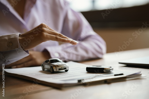 Foto Hands protecting a model car, symbolizing vehicle insurance, financial protection, ownership, and automotive security