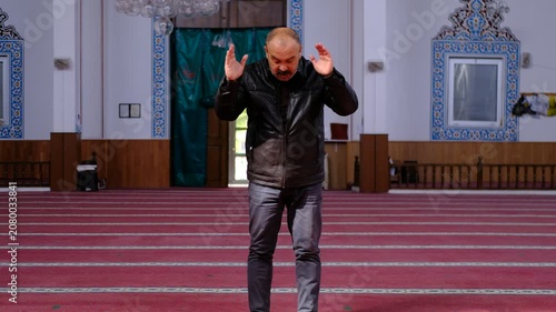Worshipping Muslim