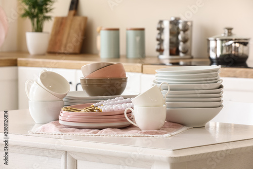 Billede på lærred Stacked clean dishes and cups on kitchen counter