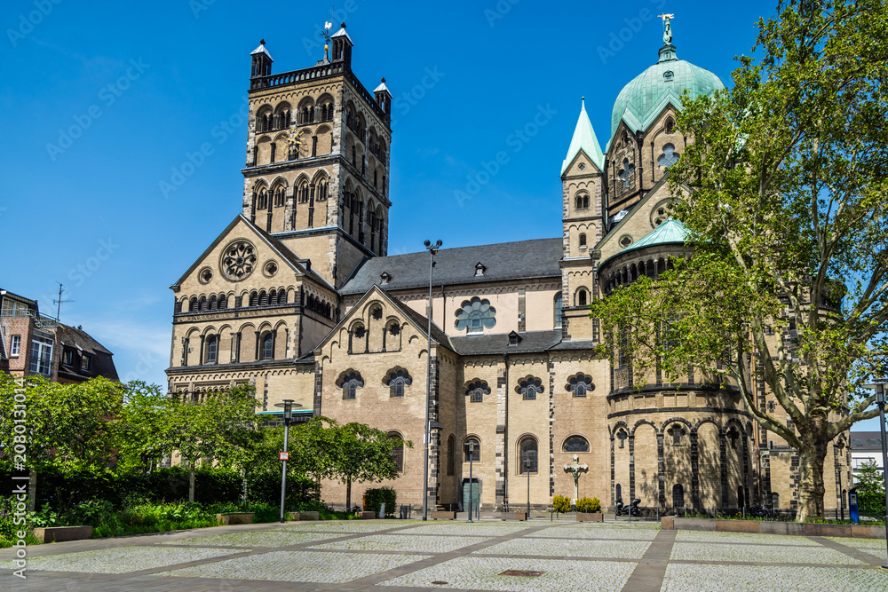 Fototapeta premium Basilica of St. Quirinus in Neuss Germany with a bustling market in front