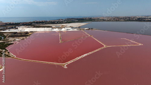 Tableau sur toile Luftaufnahme der künstlichen Salzbecken in Torrevieja