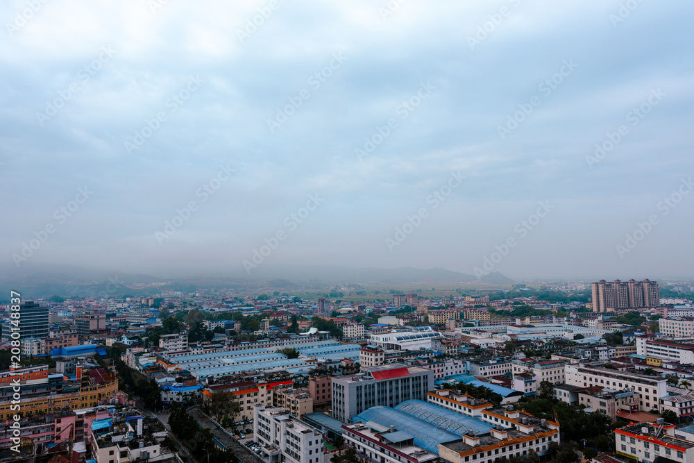 Obraz premium Wide city view under cloudy sky