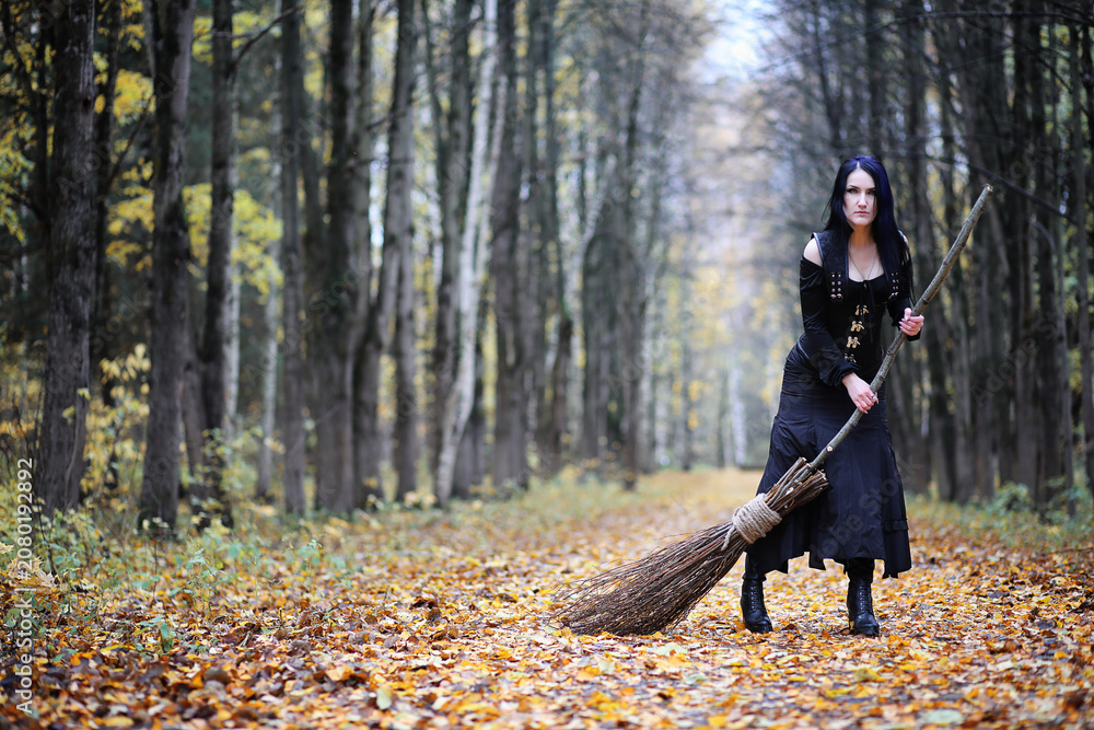 Obraz premium A woman in a witch suit in a forest