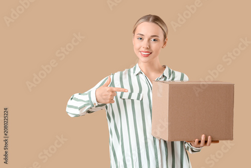 Young woman pointing at par...