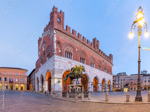 Bild auf Leinwand Piacenza - The memorial of Alessandro Farnese  -Duke of Parma (1545-1592) in front of Palazzo Comunale on square Piazza Cavalli  by Francesco Monchi (1624)