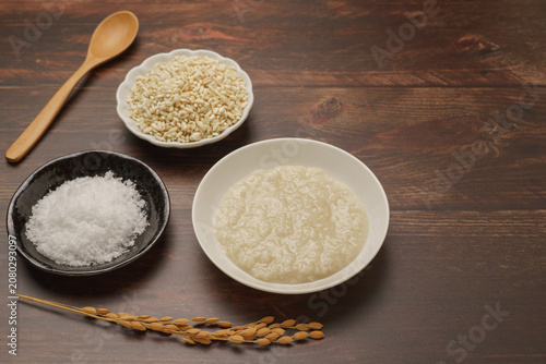 日本の食べ物｜塩麹と材料(米麹・塩)