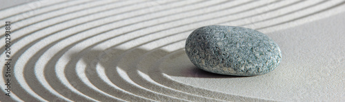 Fotografía Japanischer ZEN Garten der Ruhe und Entspannung mit Stein in strukturiertem Sand