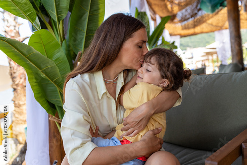 Cuadro en lienzo Mother tenderly kissing her child on the forehead in a warm embrace