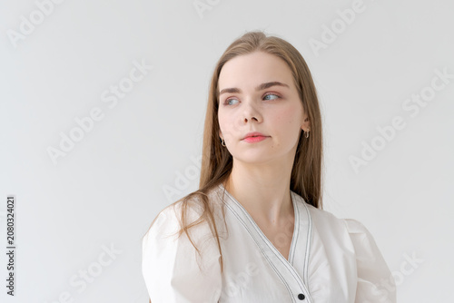 Foto Serene Young Woman with Natural Makeup in a White Dress Portrait