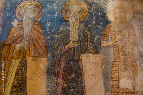 Foto Interior of Mileseva Monastery showing medieval frescoes, orthodox altar, and holy relics