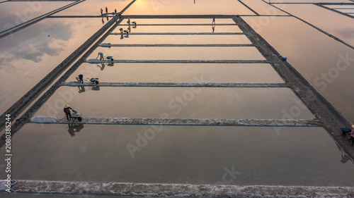Foto Aerial View of Traditional Salt Farming in Vung Tau, Vietnam