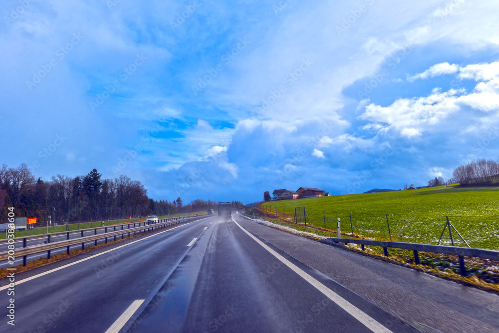 Fototapeta premium Fahrt auf der Autobahn A1 Richtung St. Gallen vor der Ausfahrt Gossau, Schweiz