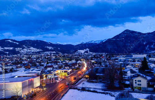 Bild auf Leinwand Abendliche Stadtansicht von Dornbirn im Winter mit Blick auf die Lustenauer Stra