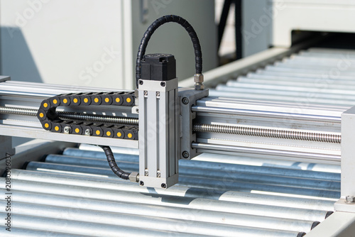 Foto Automated industrial machinery with a linear actuator and cable management syste
