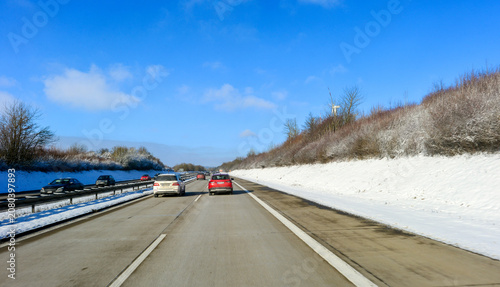 Canvastavla Fahrt auf der winterlichen Autobahn A7 bei Aalen/Oberkochen in Fahrtrichtung Wür