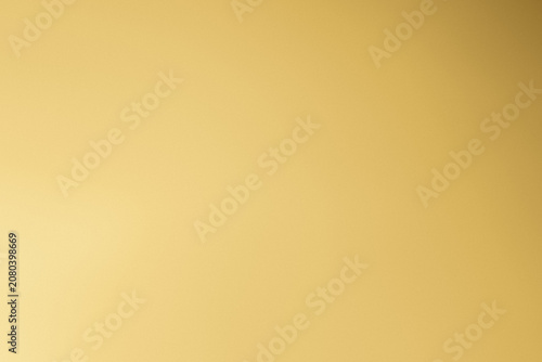 Foto Elegant gold gradient background with smooth golden tones and copy space (creamg