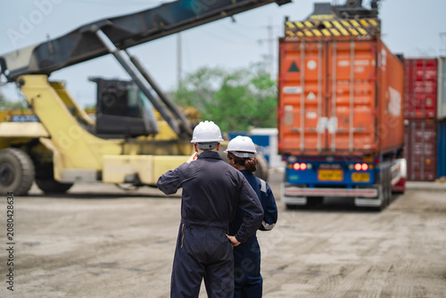 Εκτύπωση καμβά Container yard supervisors monitoring cargo loading with heavy reach stacker equipment