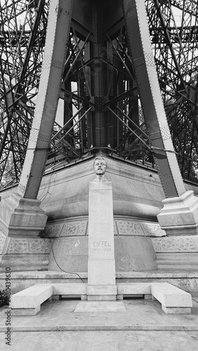 Bild auf Leinwand Gold-plated bronze bust of Gustave Eiffel near the Eiffel Tower in Paris