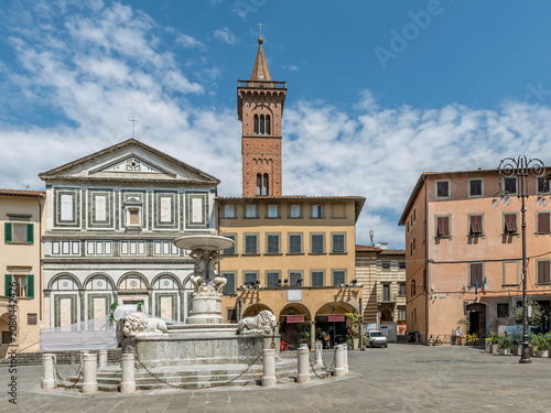Foto Piazza Farinata degli Uberti is the central square of the medieval center of Emp