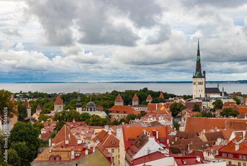 Cuadro en lienzo Saint Olaf's Church and Tallinn Old Town