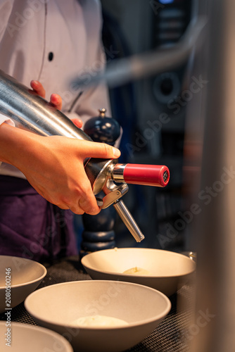 Canvastavla Chef using a blowtorch on a dessert