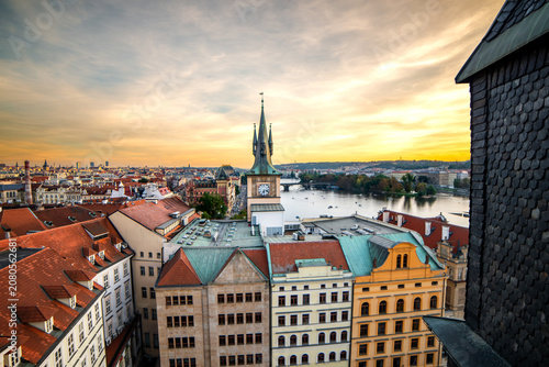 Tableau sur toile Prague cityscape overlooking Vltava River at sunset