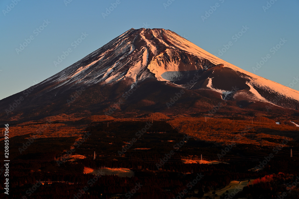 Fototapeta premium 愛鷹山塊の越前岳の十里木高原展望台より 日の出を迎えた富士山と宝永火口 