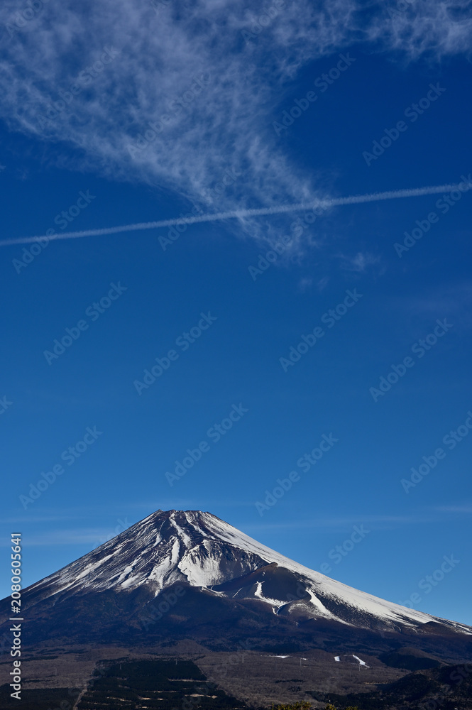 Fototapeta premium 愛鷹山塊の越前岳より 雪の富士山と青空 コピースペース 