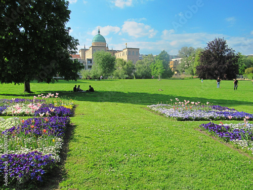 potsdam, deutschland - parkidylle auf der freundschaftsinsel mit kirche st. nikolai