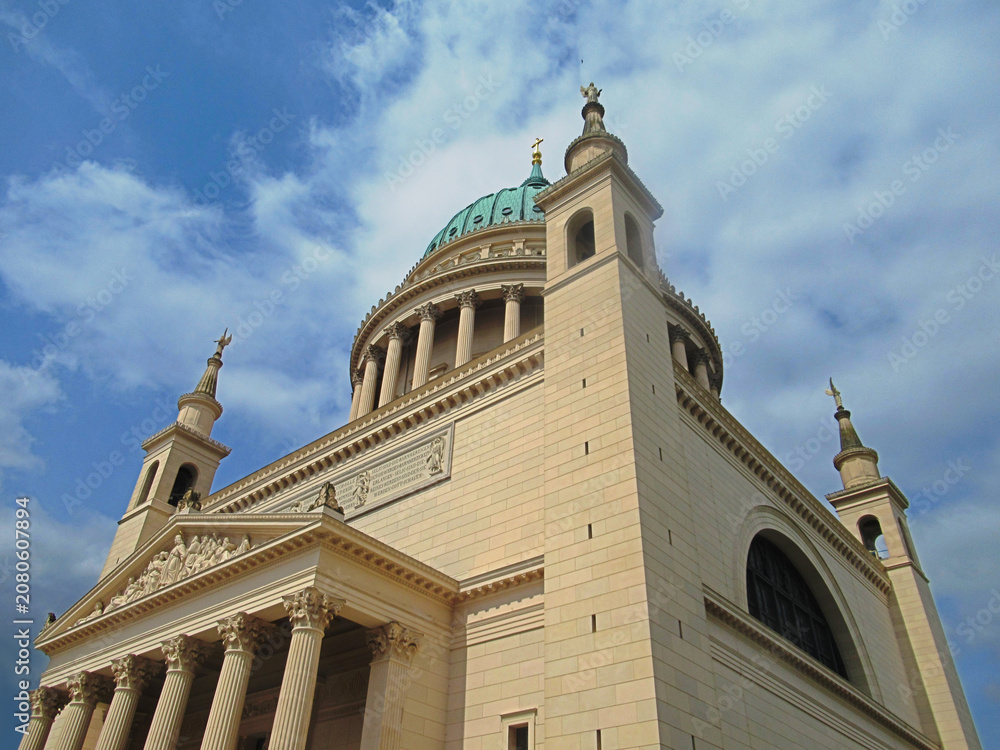 Obraz premium potsdam, deutschland - froschperspektive der kirche st. nikolai