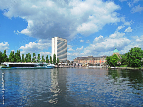 potsdam, deutschland - havelpanorama mit stadtschloss und nikolaikirche