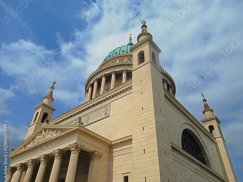 potsdam, deutschland - froschperspektive der kirche st. nikolai