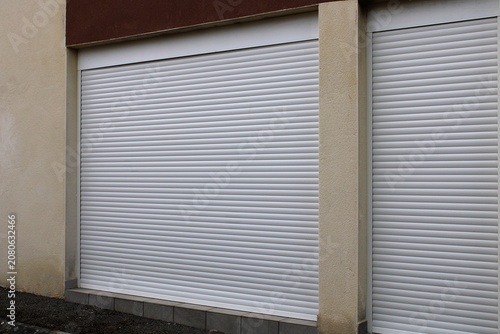 Tablou pe pânză Store volet roulant automatique blanc sur porte fenêtre coulissante