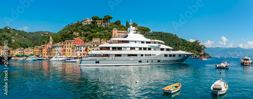 Foto A luxury yacht is moored in the bay of Portofino, Italy, under a clear blue sky